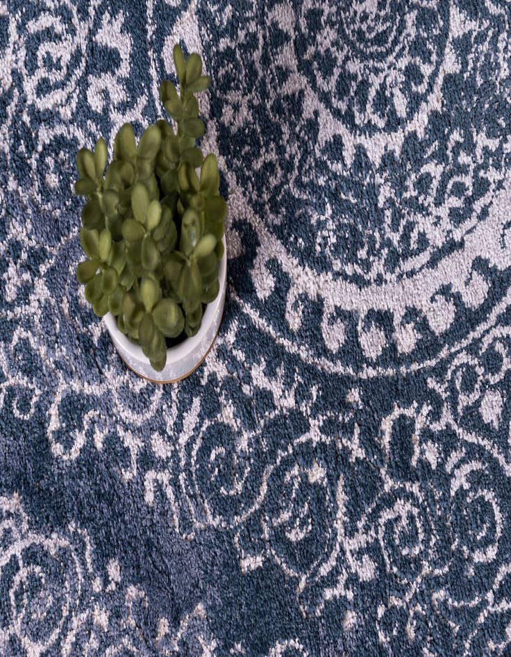 Detail image of  5' 3 x 8' Estate Rug