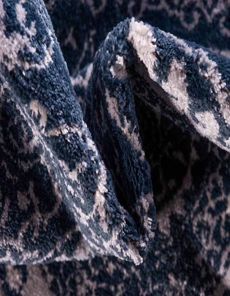 Detail image of  5' 3 x 8' Estate Rug