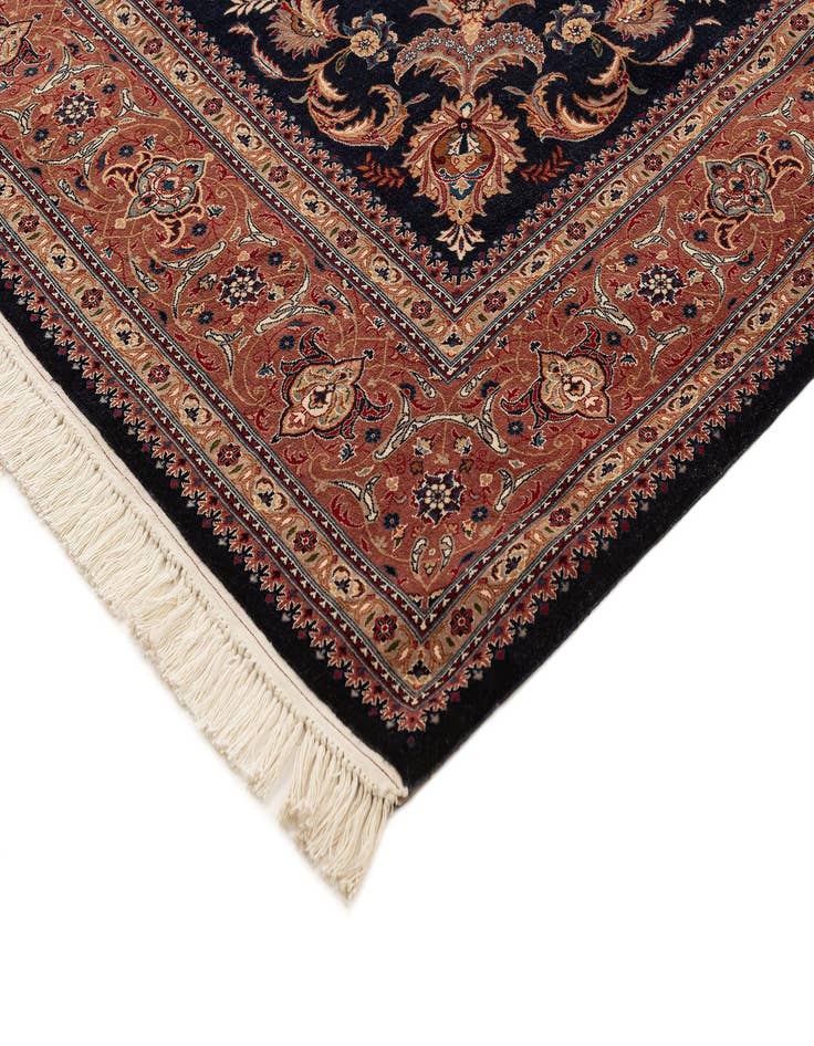 Detail image of  4' 5 x 6' Isfahan Rug