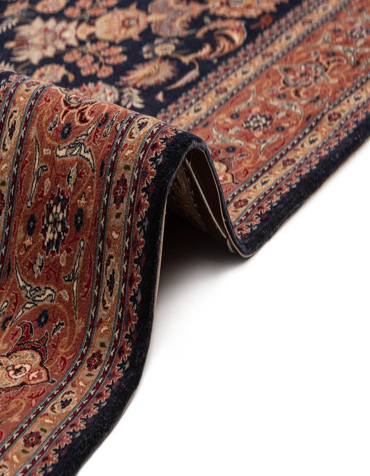 Detail image of  4' 5 x 6' Isfahan Rug