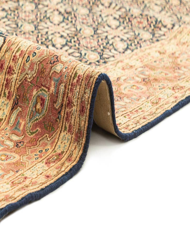 Detail image of  5' 1 x 8' Vintage Royal Rug