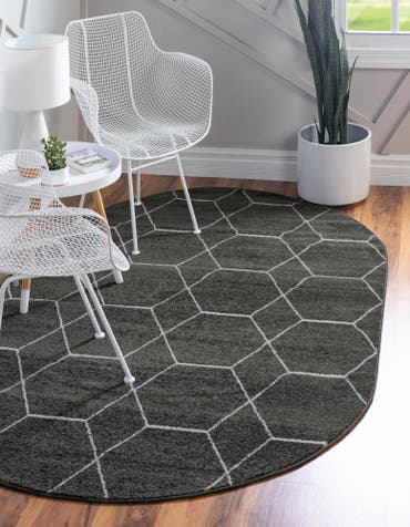  7' 10 x 10' Lattice Frieze Oval Rug