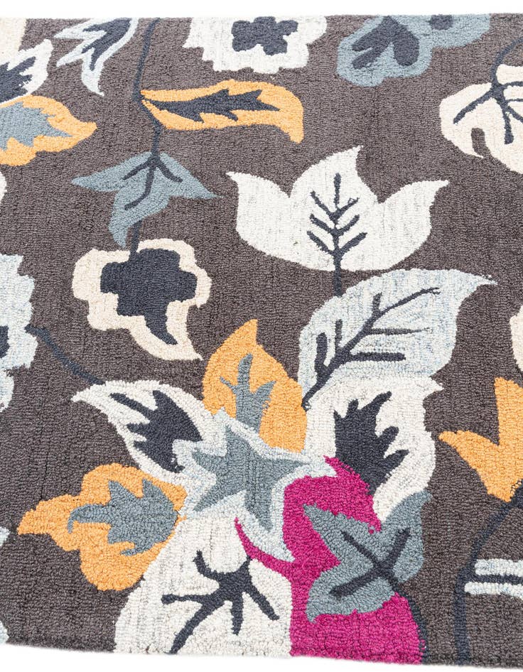 Detail image of  4' x 6' Agra Rug