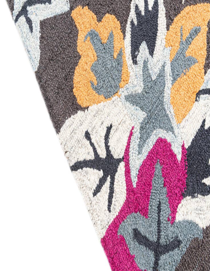 Detail image of  4' x 6' Agra Rug