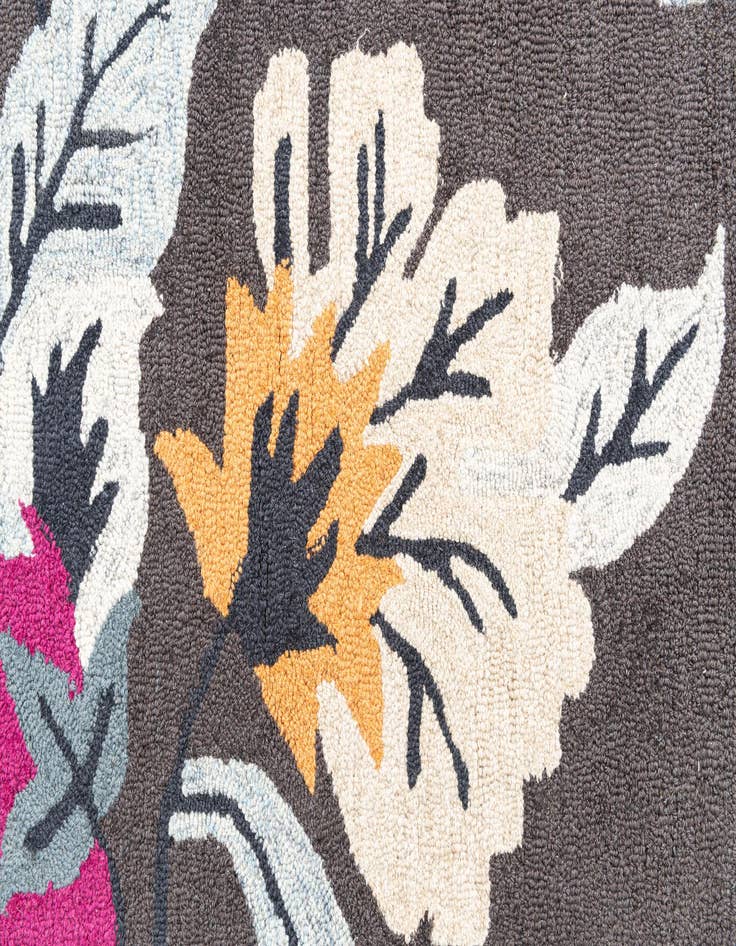 Detail image of  4' x 6' Agra Rug