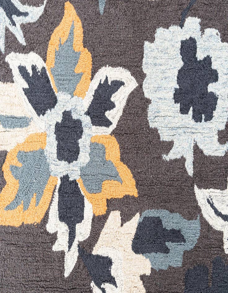Detail image of  4' x 6' Agra Rug