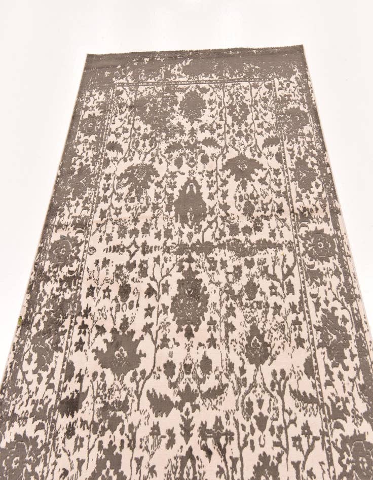 Detail image of  5' x 7' 10 Modern Classical Rug