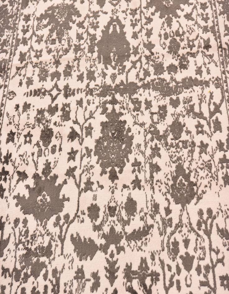 Detail image of  5' x 7' 10 Modern Classical Rug