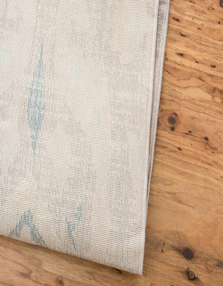 Detail image of  4' x 6' Victoria Rug