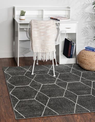  5' 3 x 5' 3 Lattice Frieze Square Rug