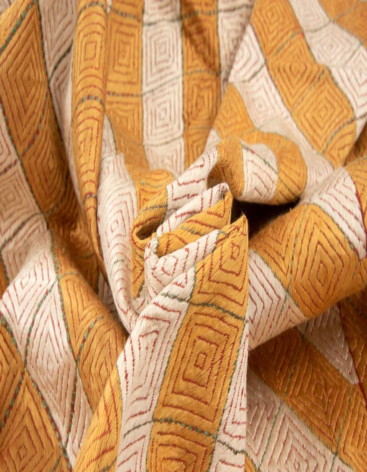 Detail image of  4' 6 x 8' 5 Stickerei Rug