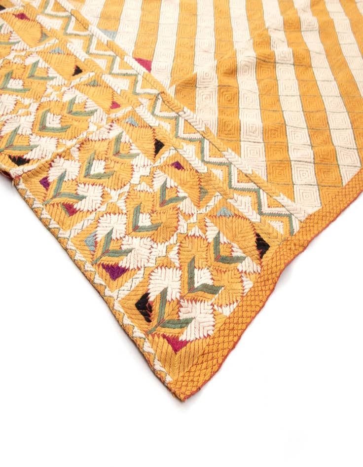 Detail image of  4' 6 x 8' 5 Stickerei Rug