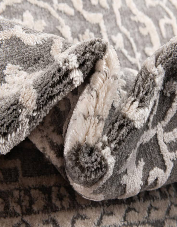 Detail image of  5' x 7' 7 Modern Classical Rug