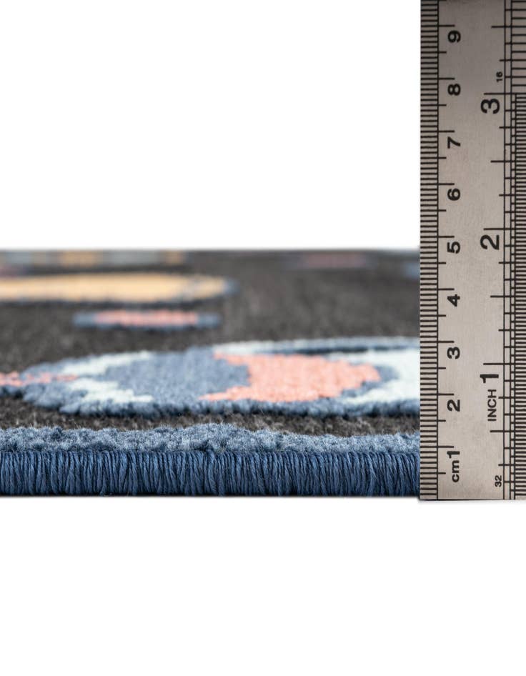 Detail image of  5' x 7' 7  Washable  Indoor / Outdoor Rug
