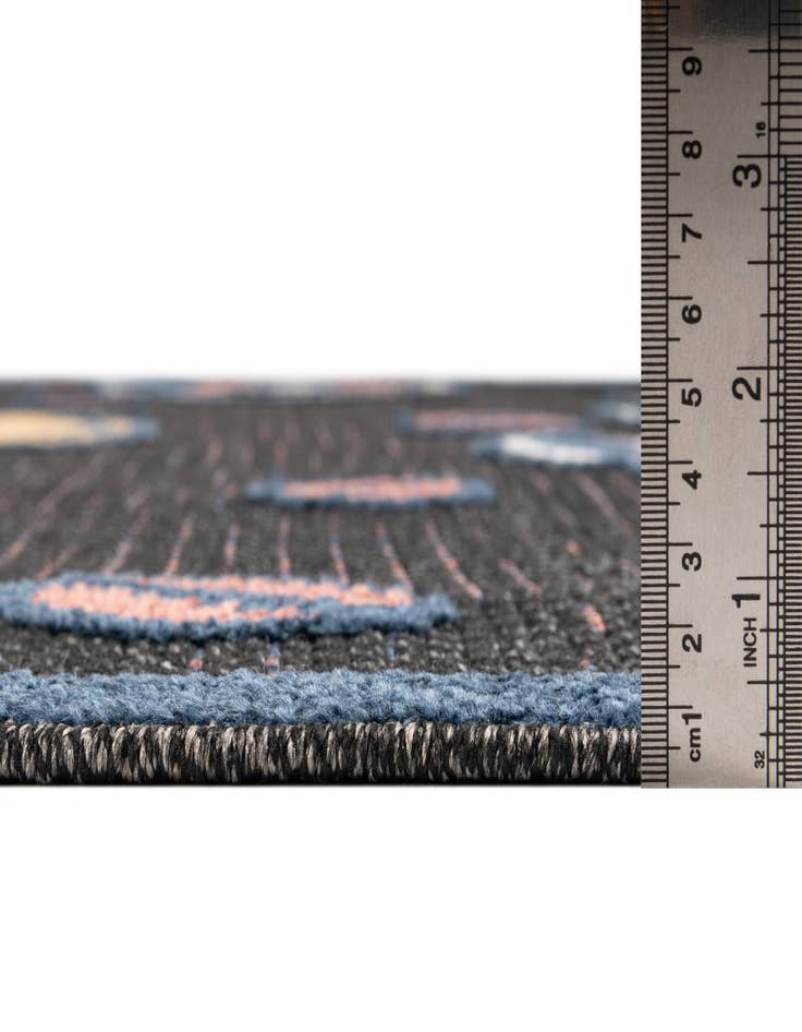 Detail image of  5' x 7' 7  Washable  Indoor / Outdoor Rug