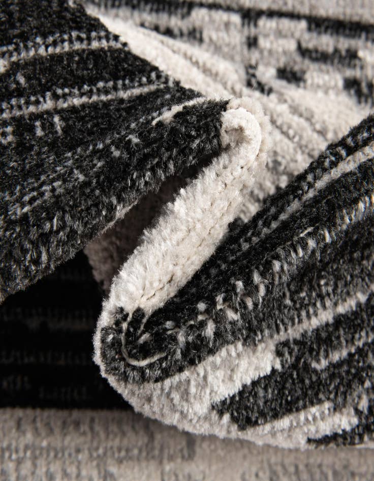 Detail image of  5' 3 x 7' 7 Victoria Rug