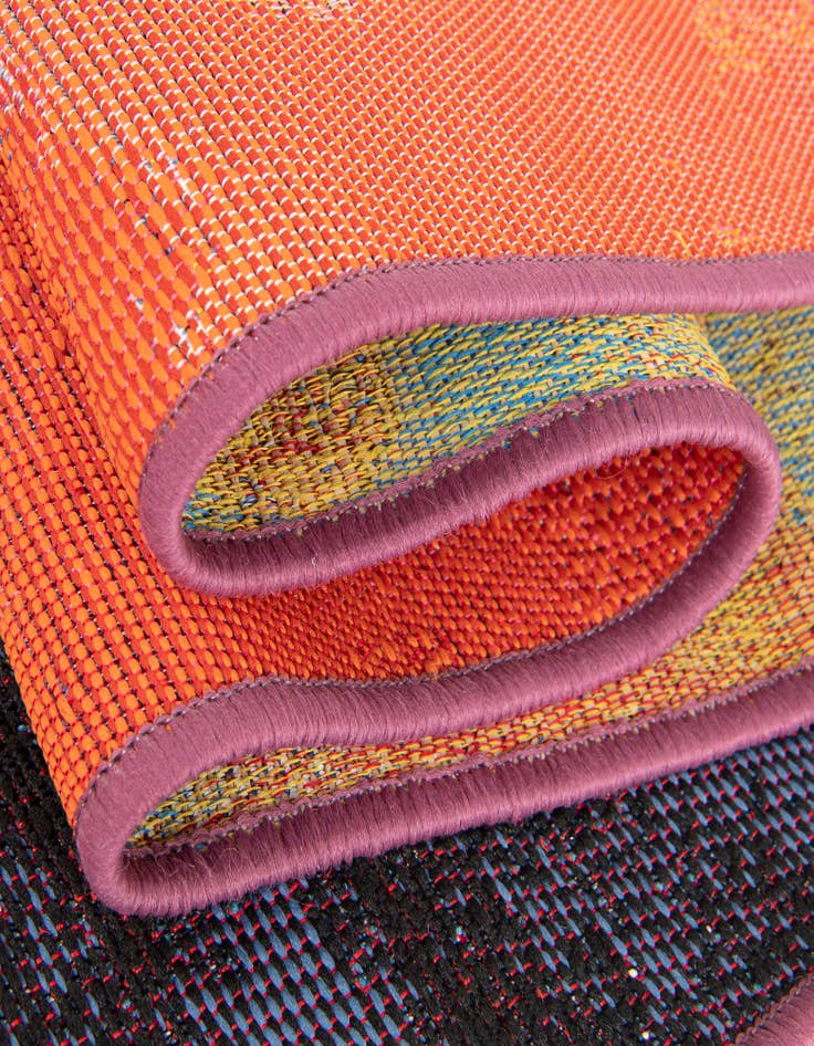 Detail image of  7' 10 x 7' 10  Washable Modern Indoor / Outdoor Round Rug