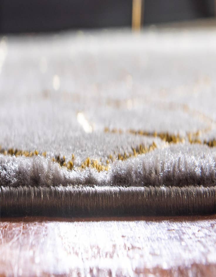 Detail image of  4' x 6'  Marilyn Monroe™ Glam Trellis Rug