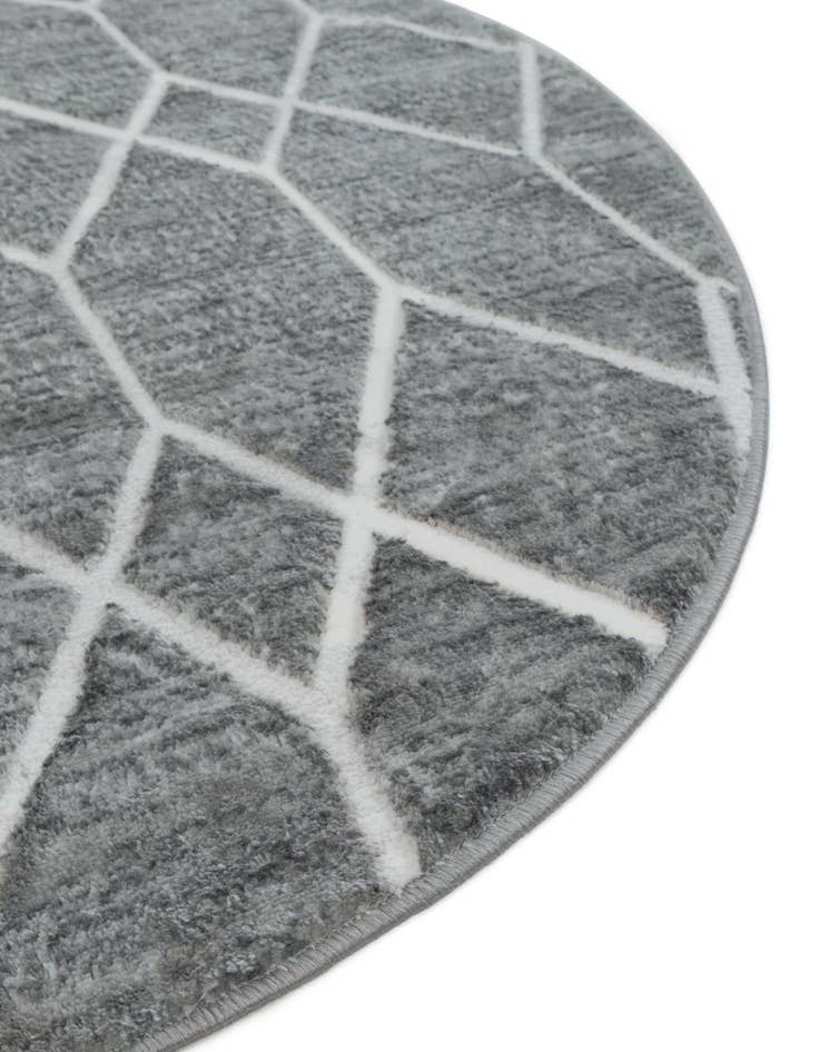 Detail image of  5' 3 x 8' Lattice Trellis Oval Rug