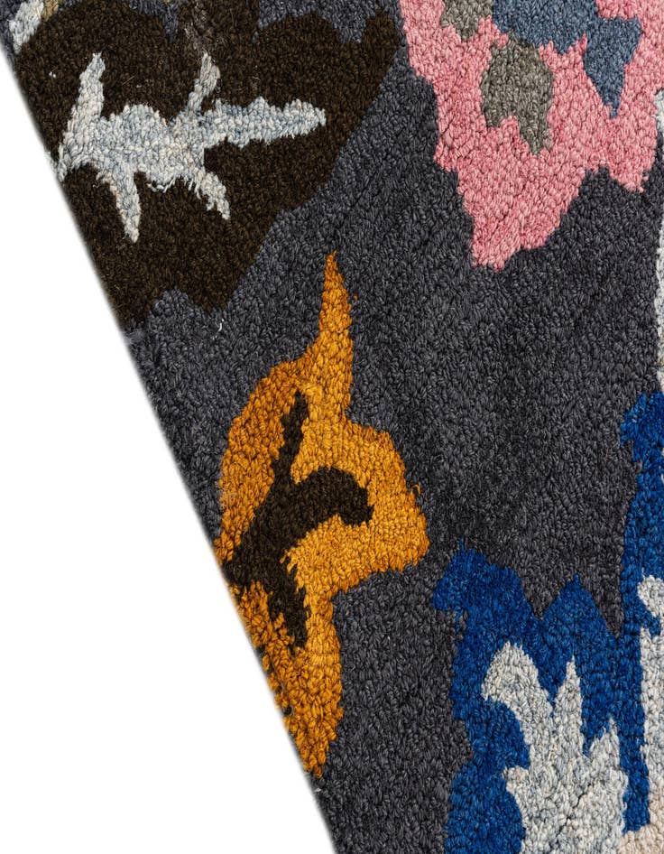 Detail image of  3' 1 x 5' Agra Rug