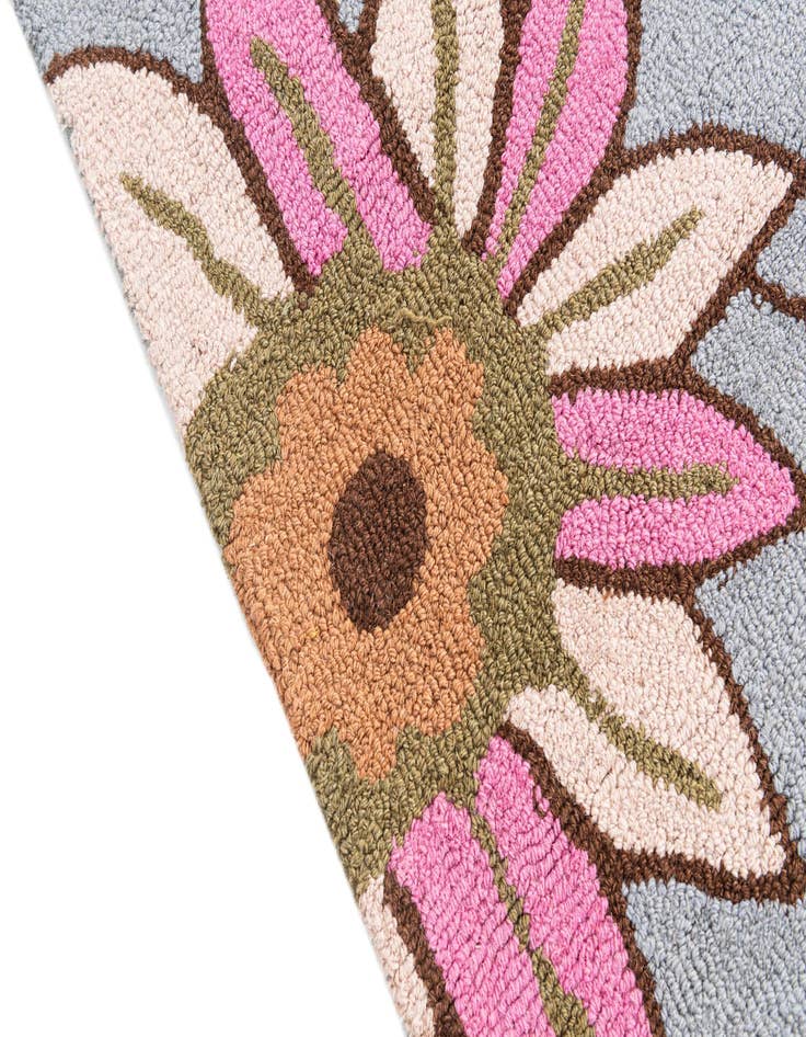 Detail image of  4' x 5' 10 Agra Rug