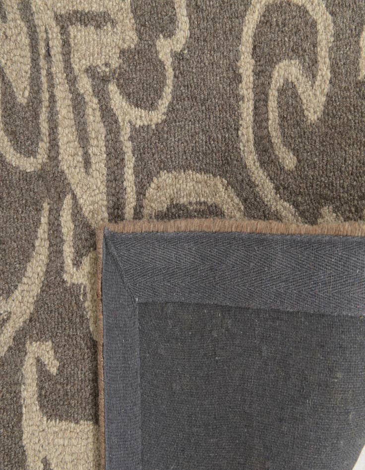 Detail image of  5' 1 x 8' Agra Rug
