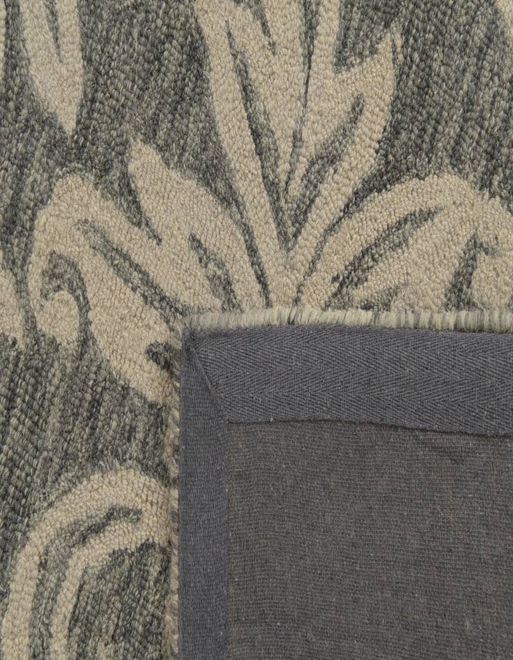 Detail image of  5' 1 x 8' Agra Wool Rug