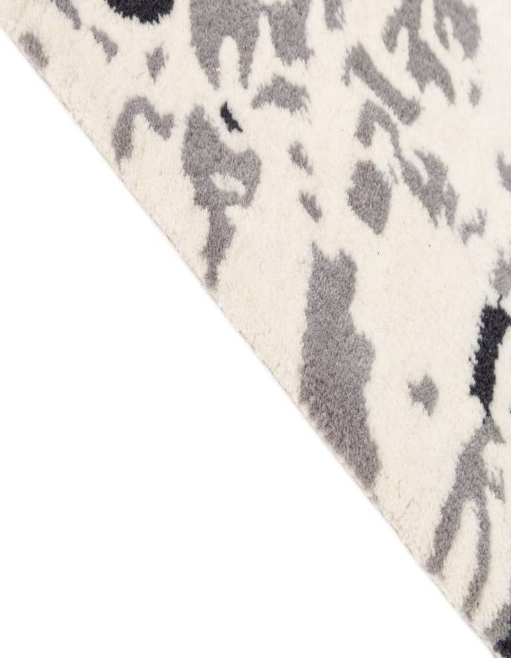 Detail image of  5' 1 x 8' 1 Hand Tufted Wool Rug