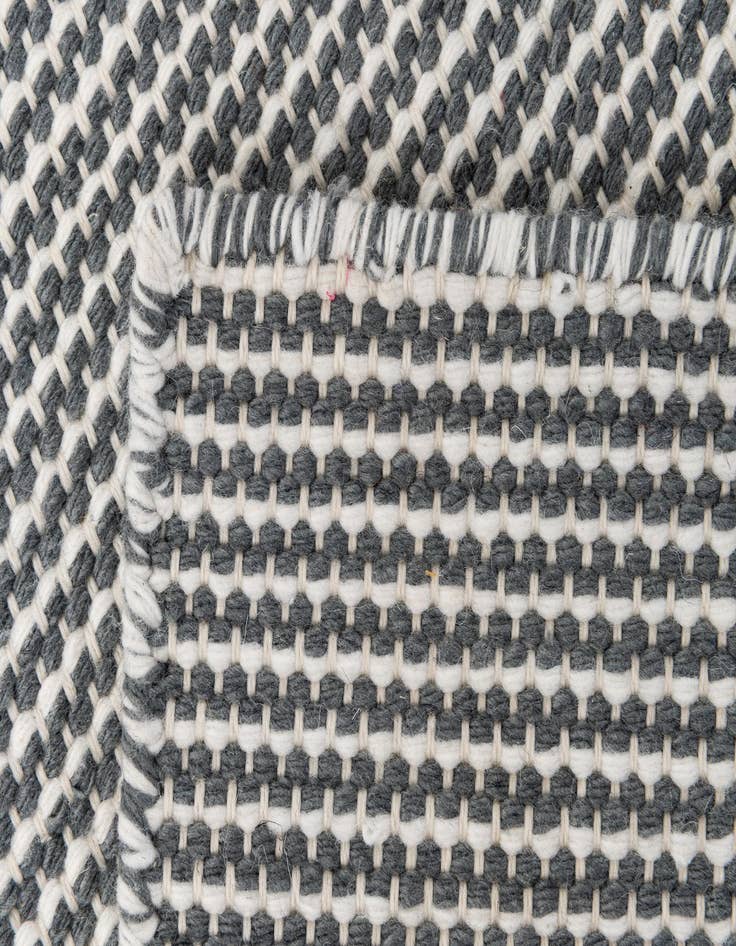 Detail image of  2' 3 x 3' 3  Washable Jill Zarin Palm Springs Indoor / Outdoor Wool Rug