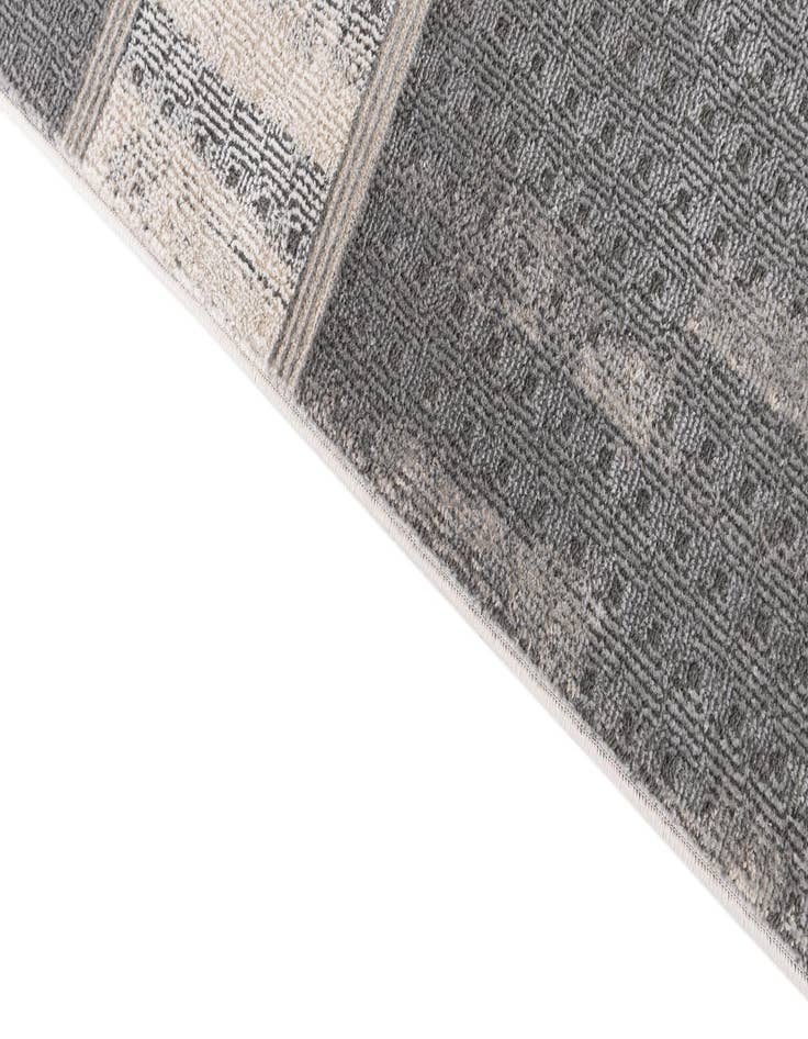 Detail image of  5' x 7' 4 Leipzig Rug