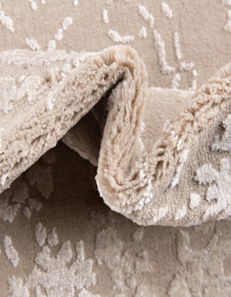 Detail image of  5' x 7' 7 Modern Classical Rug