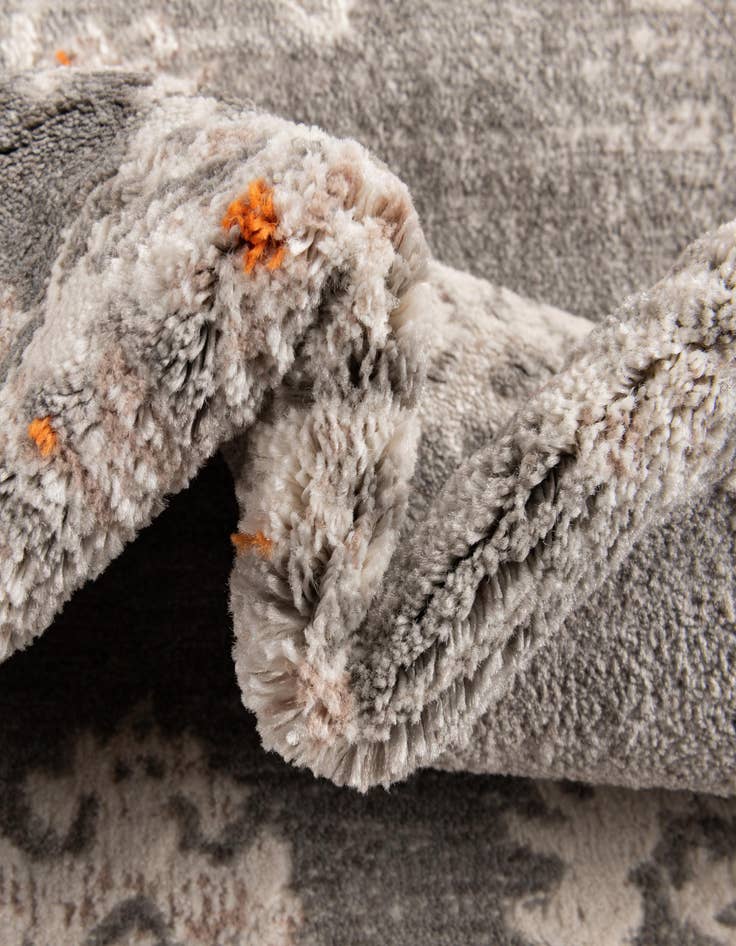 Detail image of  4' x 5' 7 Modern Classical Rug