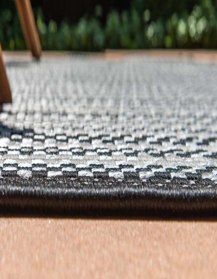 Detail image of  7' x 10'  Washable Border Indoor / Outdoor Rug