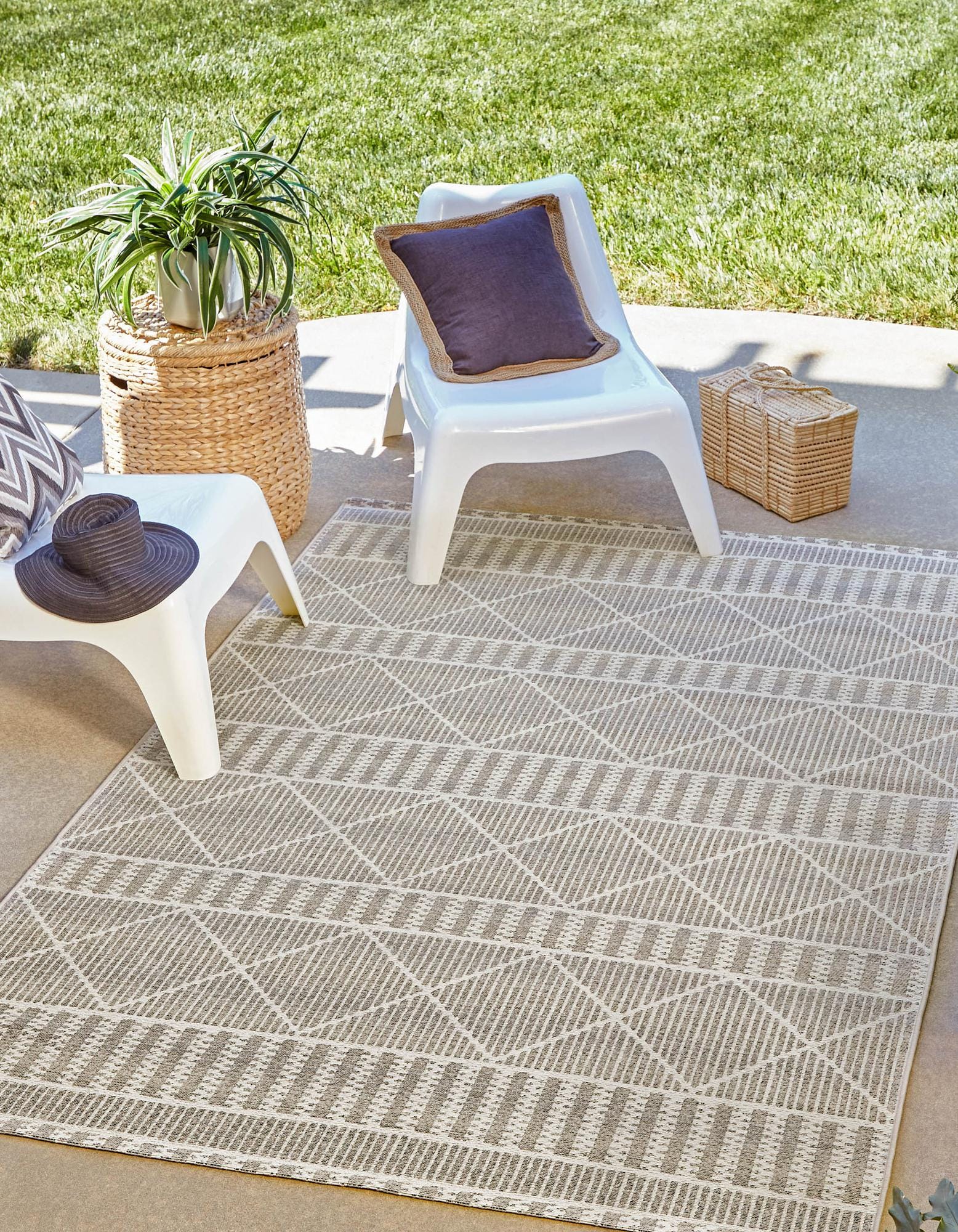Gray 10' x 12' Lattice Indoor / Outdoor Rug | Rugs.com