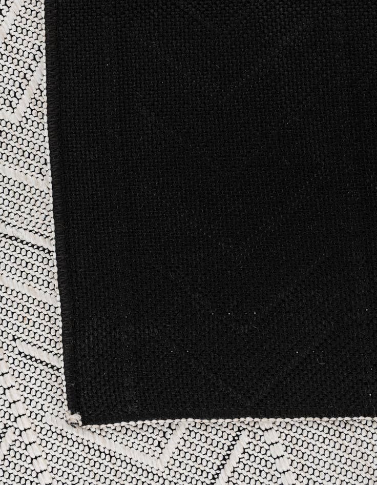 Detail image of  5' x 7' 10  Washable Modern Indoor / Outdoor Rug