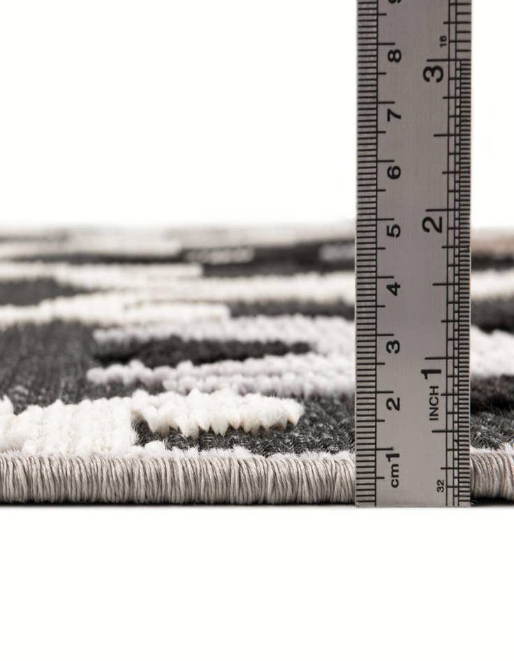 Detail image of  5' x 7' 7  Washable  Indoor / Outdoor Rug