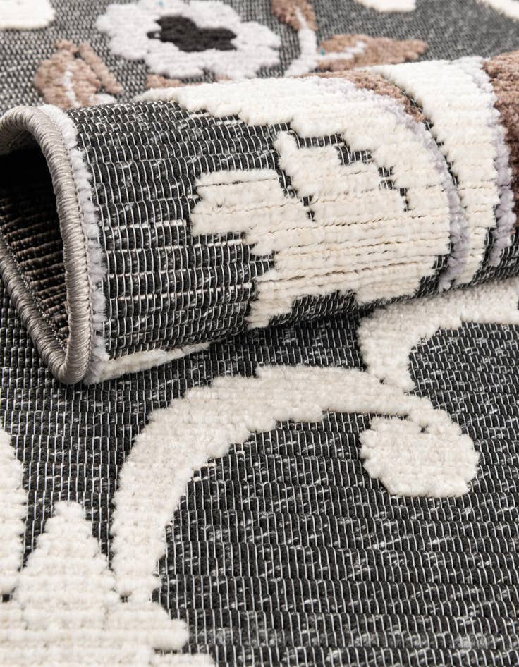 Detail image of  5' x 7' 7  Washable  Indoor / Outdoor Rug