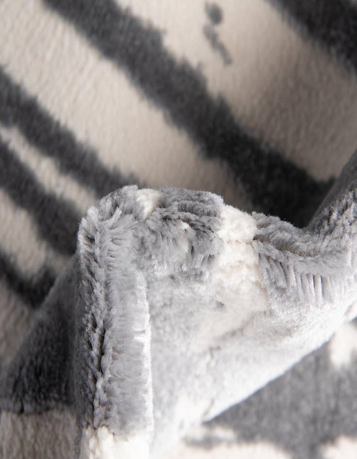 Detail image of  5' 3 x 8' Vince Camuto Rug