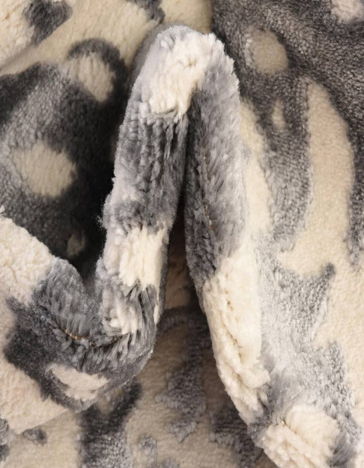 Detail image of  7' 10 x 10' Vince Camuto Rug