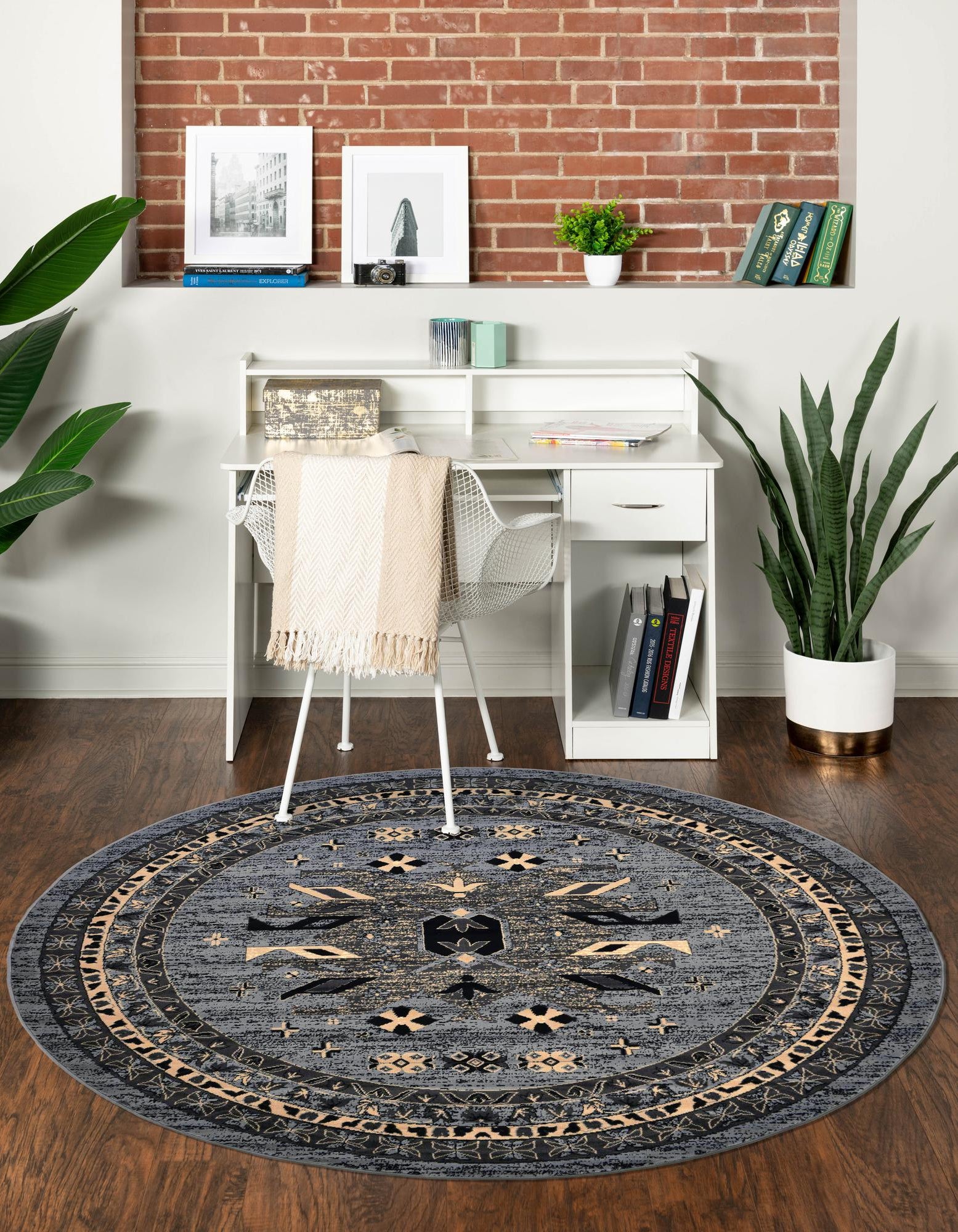 Gray 7' 10 x 7' 10 Linden Heris Round Rug | Rugs.com