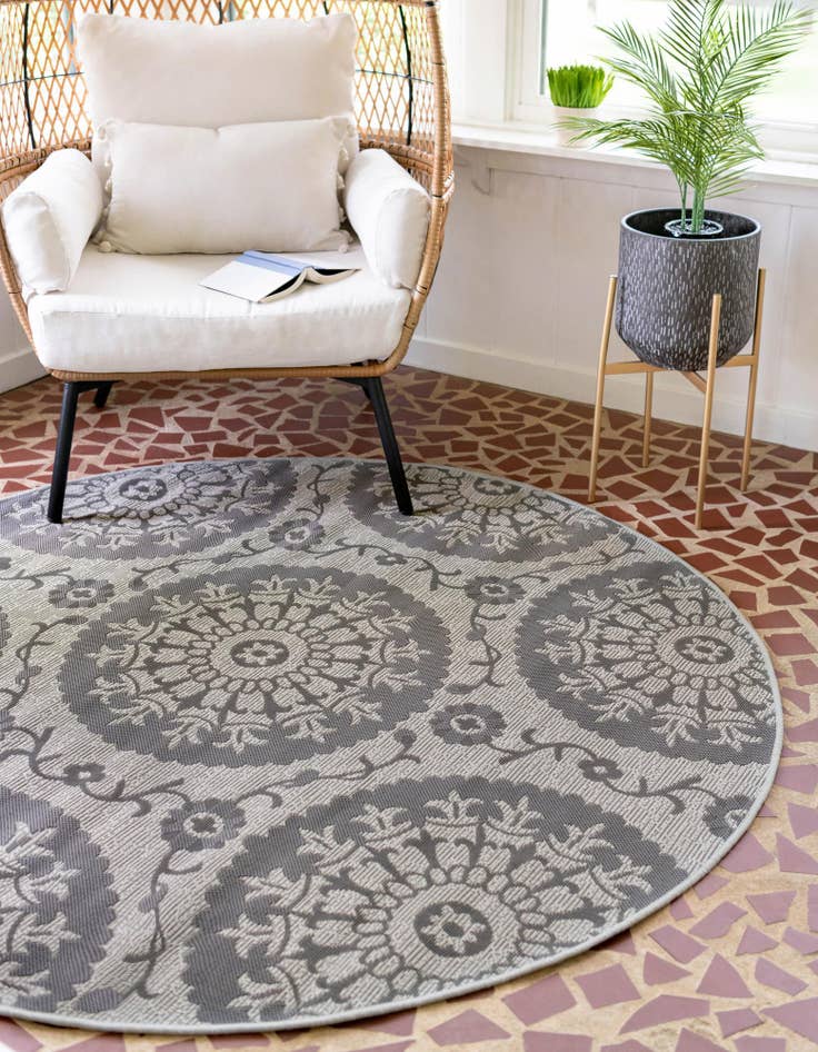 Detail image of  6' x 6'  Washable Botanical Indoor / Outdoor Round Rug