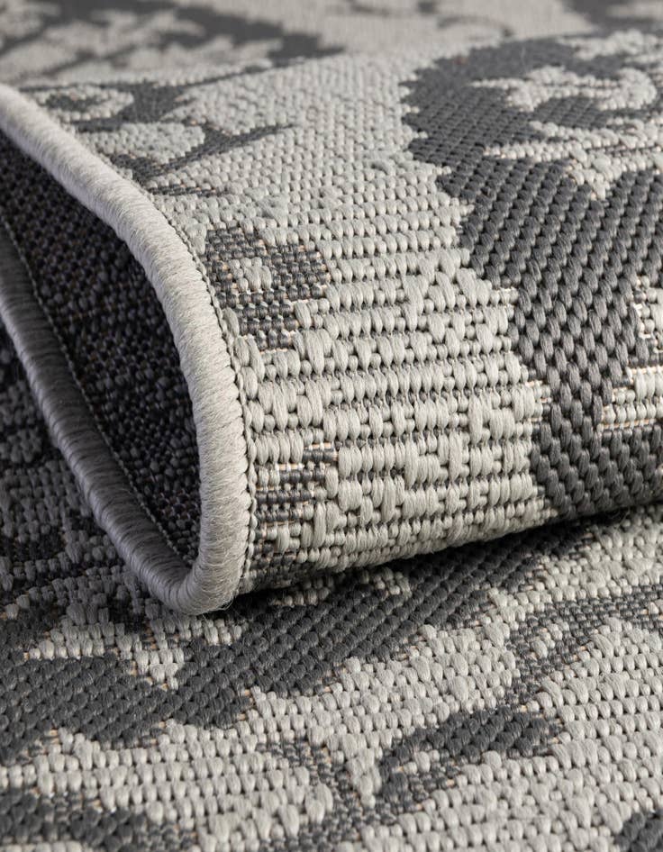 Detail image of  6' x 6'  Washable Botanical Indoor / Outdoor Round Rug