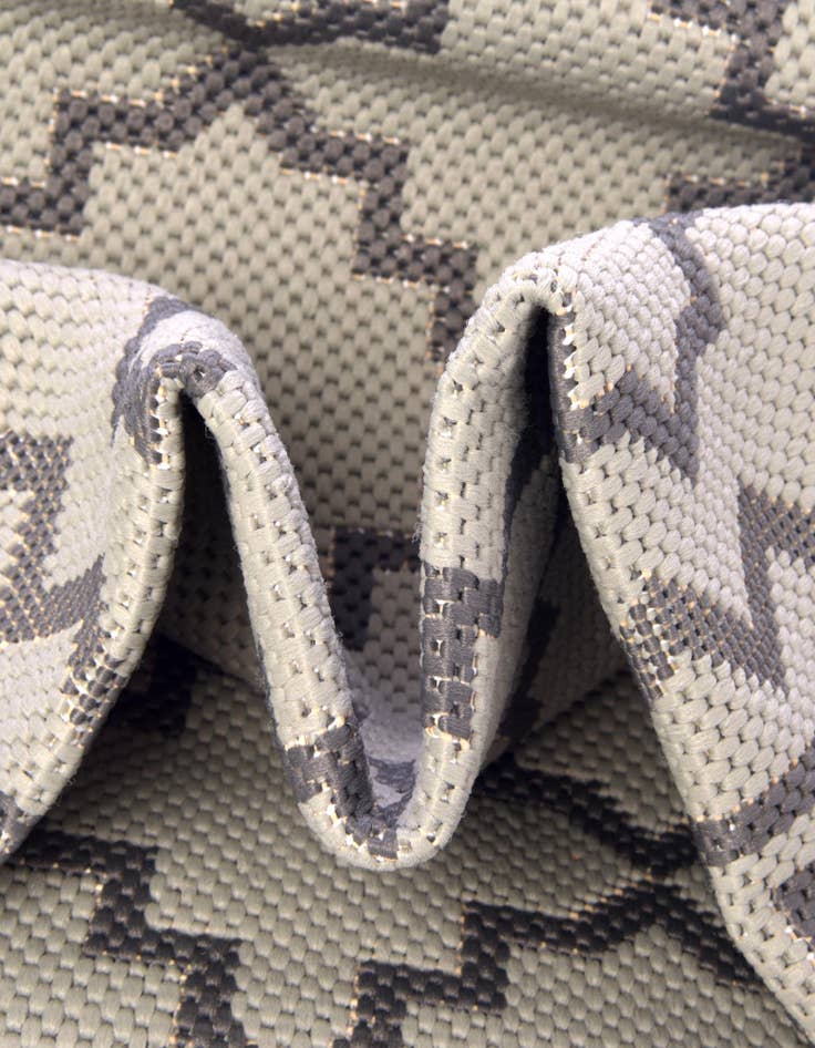 Detail image of  6' x 6'  Washable Lattice Indoor / Outdoor Round Rug