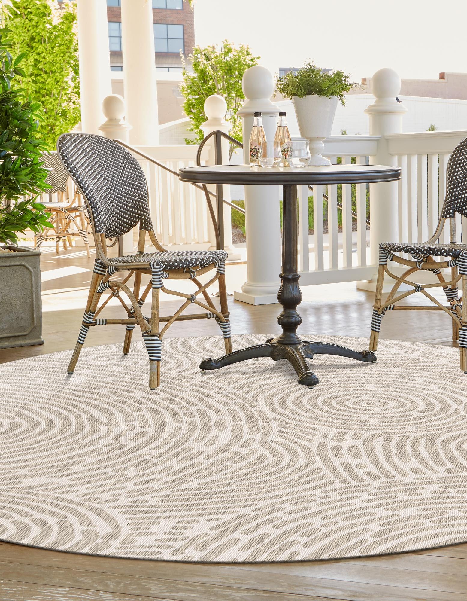 Gray 7' 10 x 7' 10 Modern Indoor / Outdoor Round Rug | Rugs.com