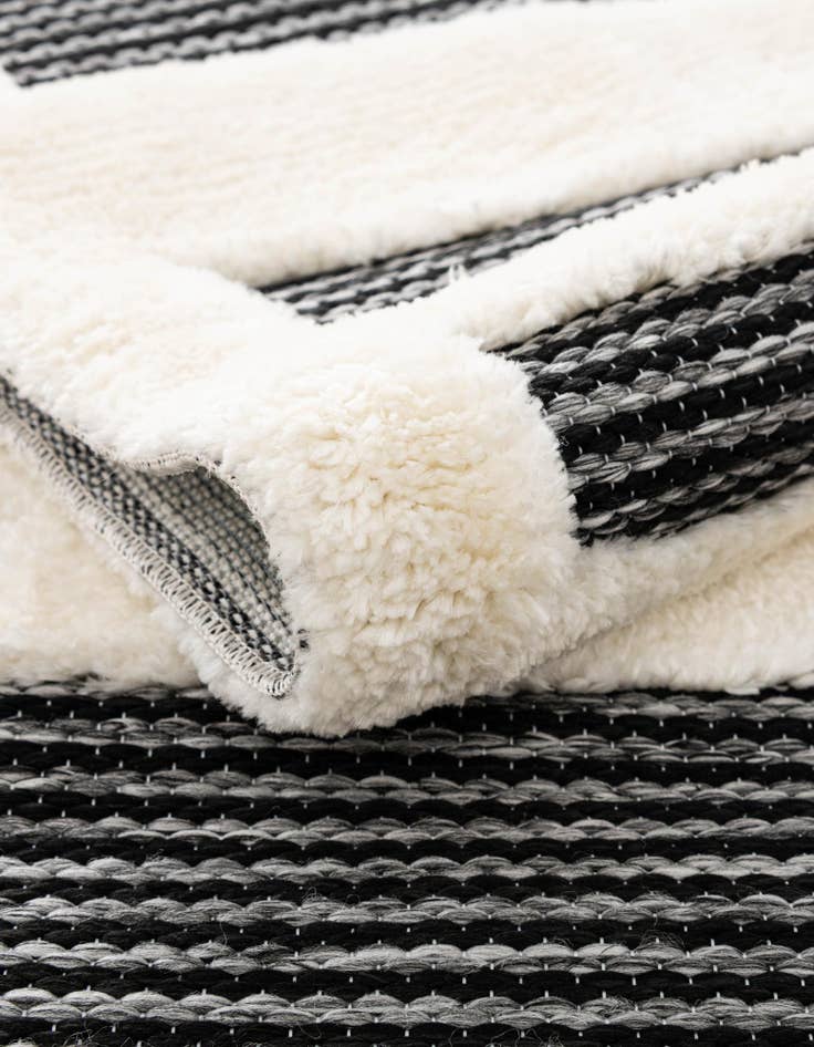 Detail image of  7' 10 x 7' 10 Prismatic Round Rug