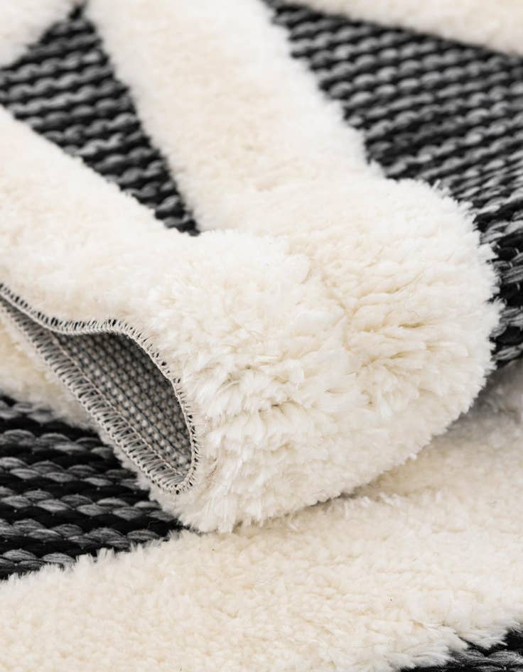 Detail image of  7' 10 x 7' 10 Prismatic Round Rug