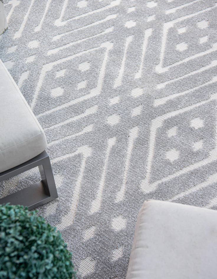 Detail image of  8' x 8'  Washable Sabrina Soto Ella Indoor / Outdoor Round Rug