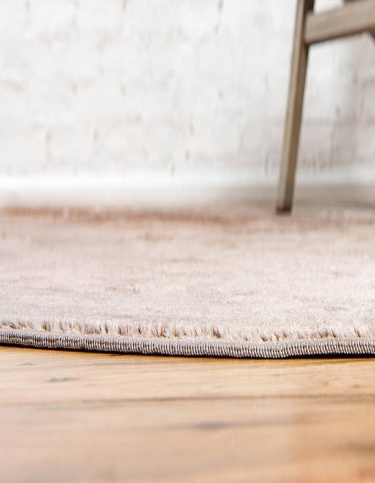 Detail image of 6' x 6' Victoria Round Rug