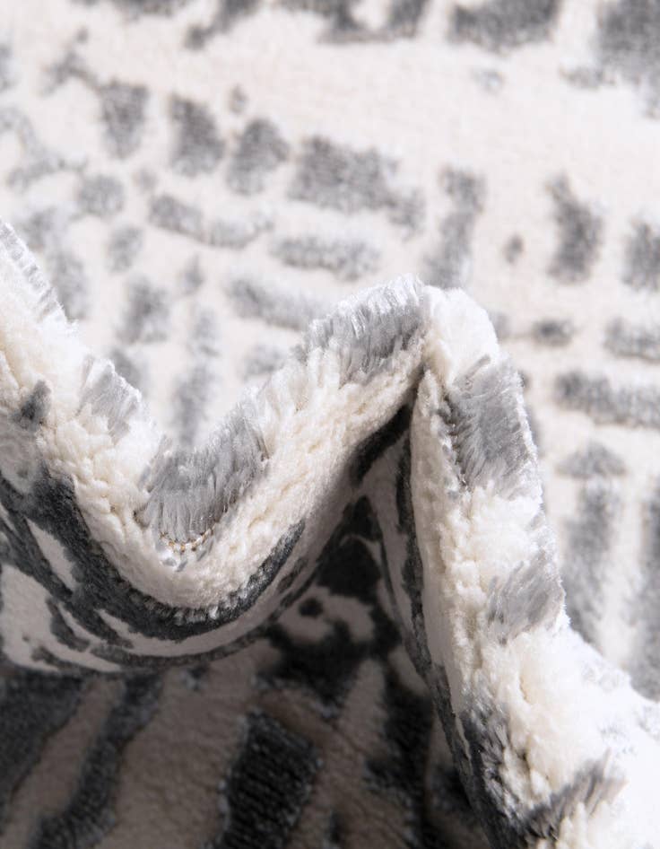 Detail image of  4' x 4' Vince Camuto Round Rug