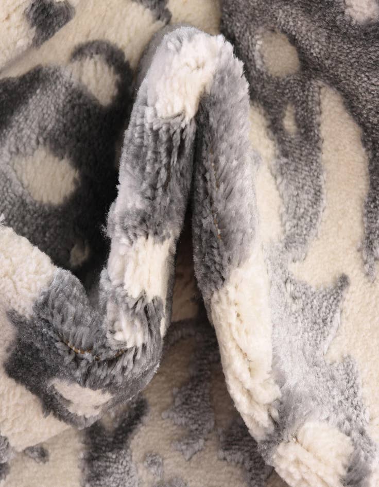 Detail image of  4' x 4' Vince Camuto Round Rug